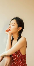 宋轶双麻花辫发型少女感满满肩带红裙复古写真图片