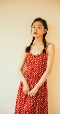 宋轶双麻花辫发型少女感满满肩带红裙复古写真图片