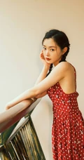 宋轶双麻花辫发型少女感满满肩带红裙复古写真图片