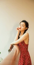 宋轶双麻花辫发型少女感满满肩带红裙复古写真图片