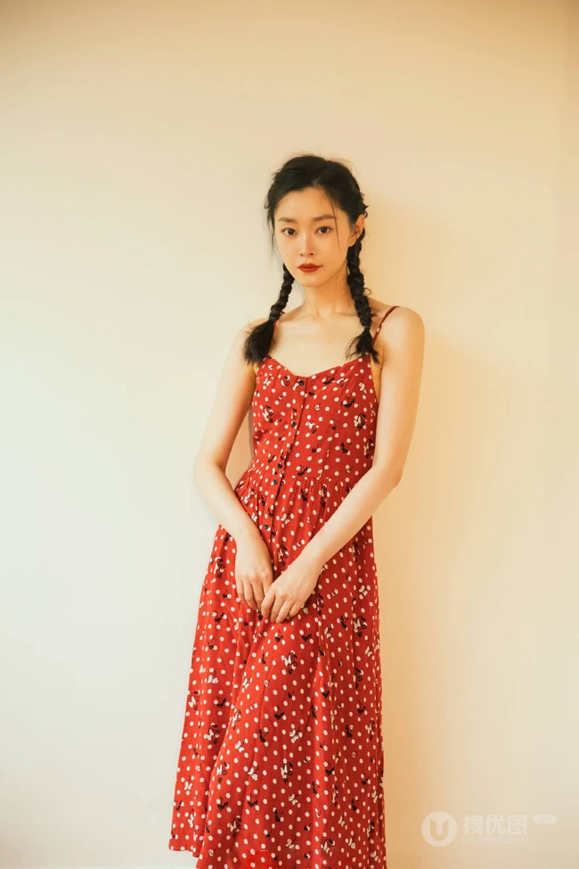 宋轶双麻花辫发型少女感满满肩带红裙复古写真图片