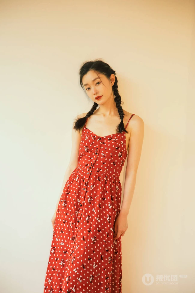 宋轶双麻花辫发型少女感满满肩带红裙复古写真图片