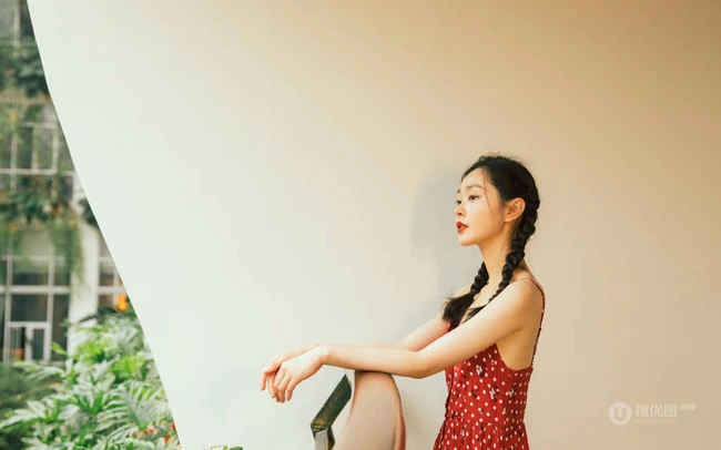 宋轶双麻花辫发型少女感满满肩带红裙复古写真图片