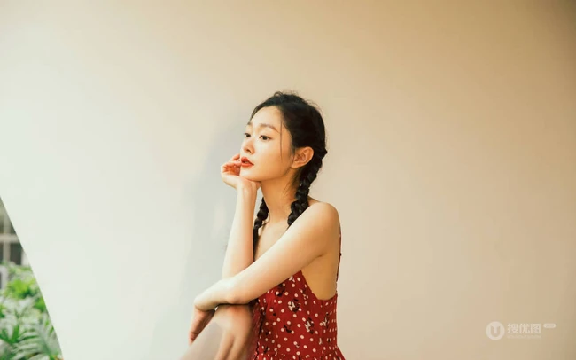 宋轶双麻花辫发型少女感满满肩带红裙复古写真图片