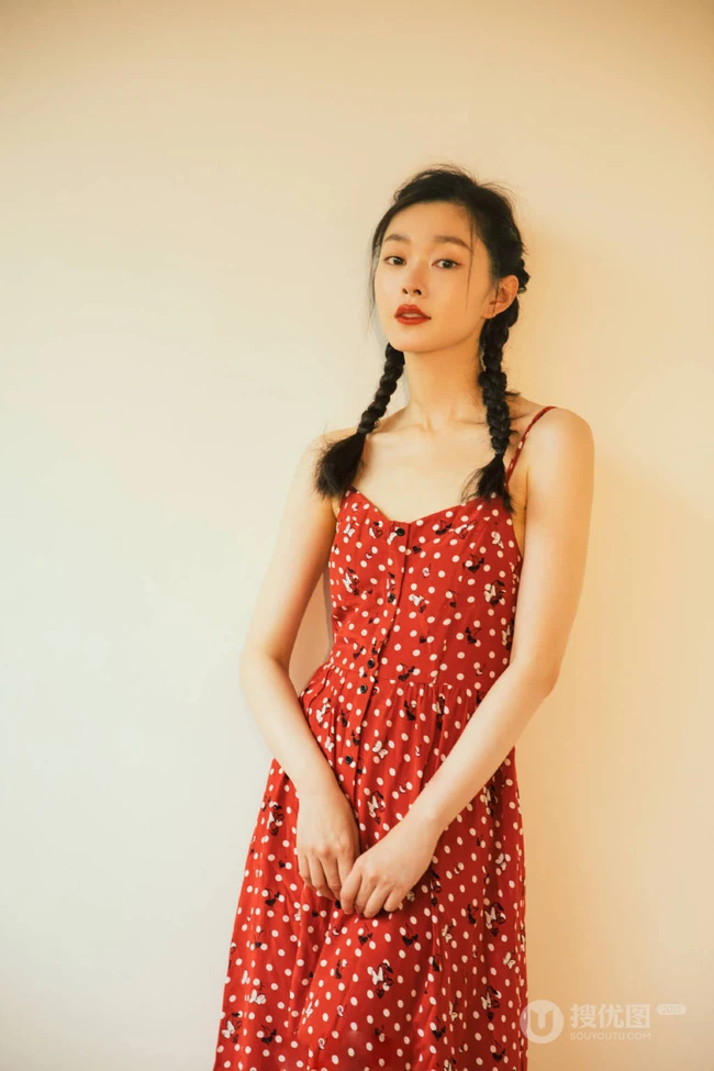 宋轶双麻花辫发型少女感满满肩带红裙复古写真图片