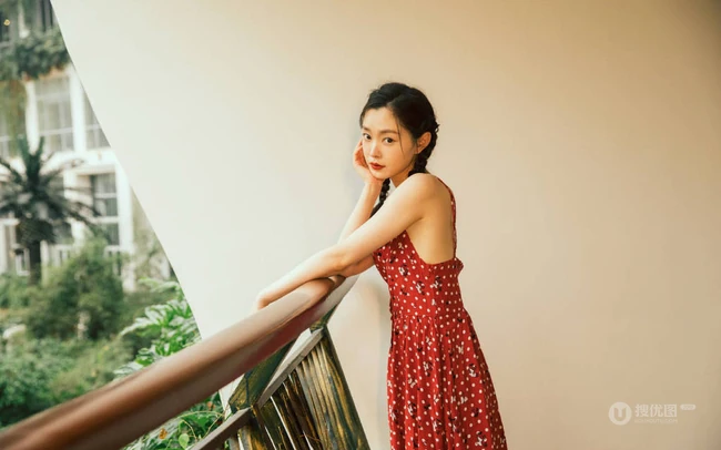宋轶双麻花辫发型少女感满满肩带红裙复古写真图片