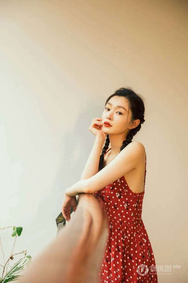 宋轶双麻花辫发型少女感满满肩带红裙复古写真图片