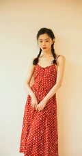 宋轶双麻花辫发型少女感满满肩带红裙复古写真图片