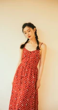 宋轶双麻花辫发型少女感满满肩带红裙复古写真图片