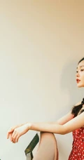 宋轶双麻花辫发型少女感满满肩带红裙复古写真图片