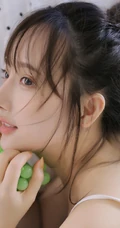 这双眼皮真好看，穿着白色背心短裤的清新裤少女悠闲生活照高清美图