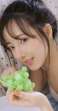 这双眼皮真好看，穿着白色背心短裤的清新裤少女悠闲生活照高清美图