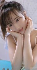 这双眼皮真好看，穿着白色背心短裤的清新裤少女悠闲生活照高清美图