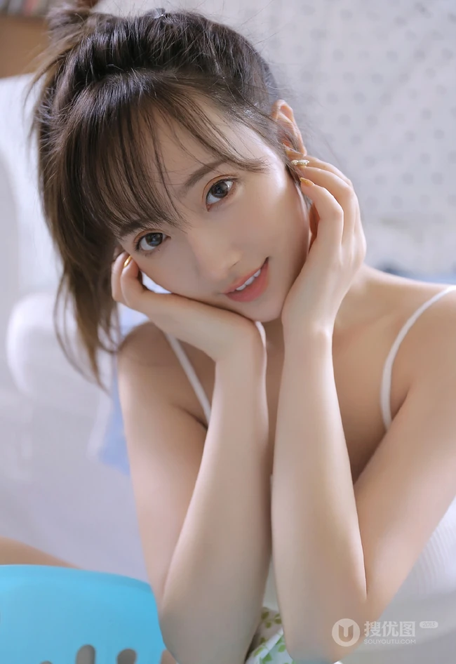 这双眼皮真好看，穿着白色背心短裤的清新裤少女悠闲生活照高清美图