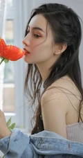 酷酷的女孩，牛仔衣，背心，牛仔短裤长发细腰女生酷美室内写真图片