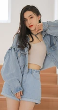 酷酷的女孩，牛仔衣，背心，牛仔短裤长发细腰女生酷美室内写真图片