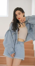 酷酷的女孩，牛仔衣，背心，牛仔短裤长发细腰女生酷美室内写真图片