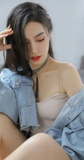 酷酷的女孩，牛仔衣，背心，牛仔短裤长发细腰女生酷美室内写真图片
