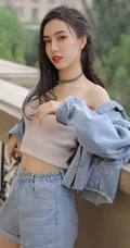 酷酷的女孩，牛仔衣，背心，牛仔短裤长发细腰女生酷美室内写真图片