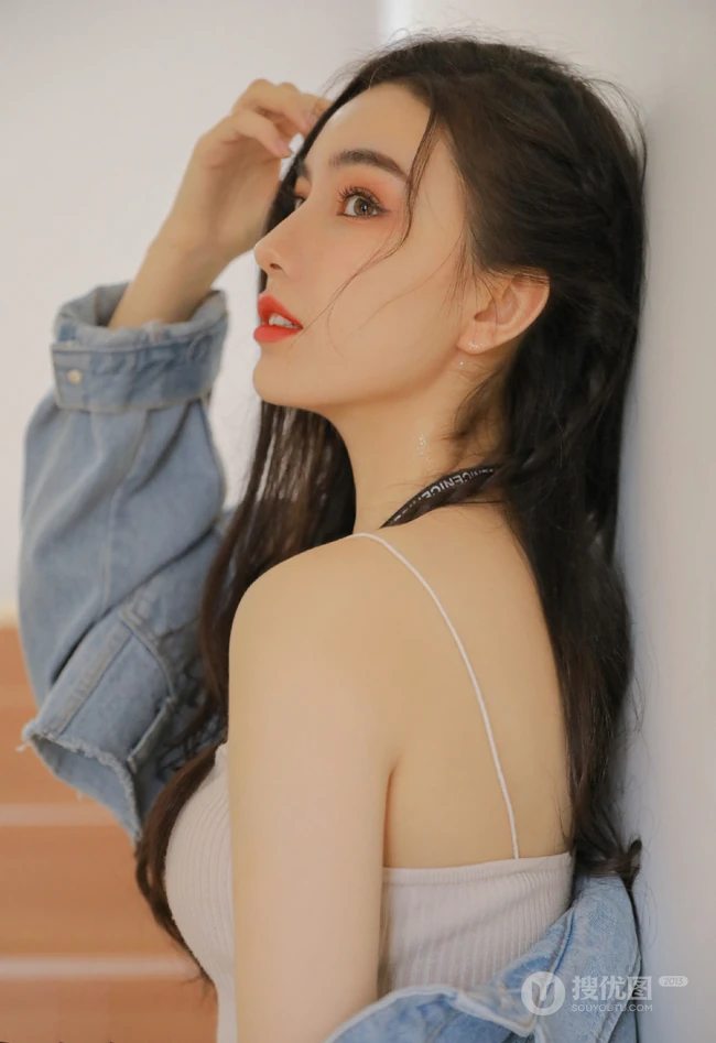 酷酷的女孩，牛仔衣，背心，牛仔短裤长发细腰女生酷美室内写真图片