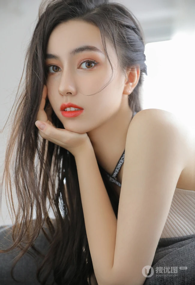 酷酷的女孩，牛仔衣，背心，牛仔短裤长发细腰女生酷美室内写真图片