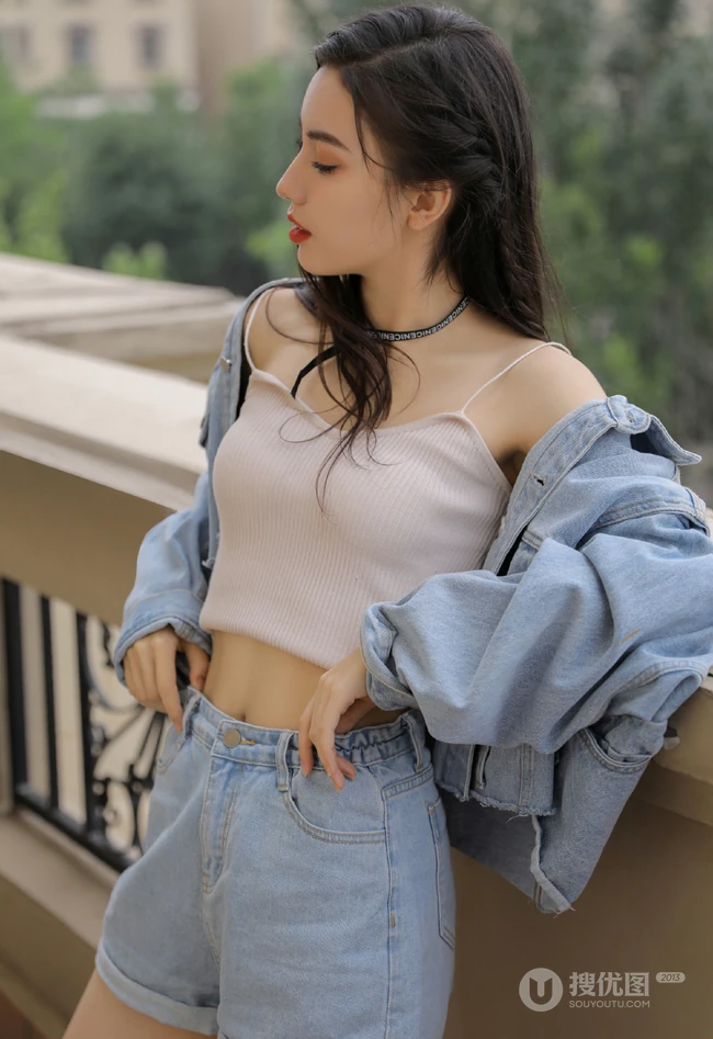 酷酷的女孩，牛仔衣，背心，牛仔短裤长发细腰女生酷美室内写真图片