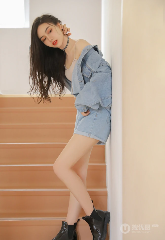 酷酷的女孩，牛仔衣，背心，牛仔短裤长发细腰女生酷美室内写真图片