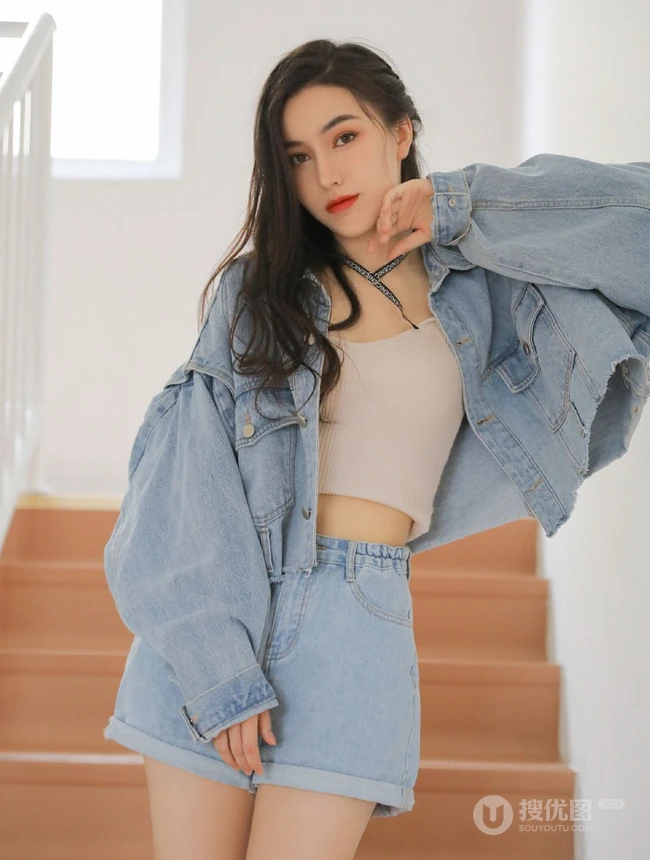 酷酷的女孩，牛仔衣，背心，牛仔短裤长发细腰女生酷美室内写真图片