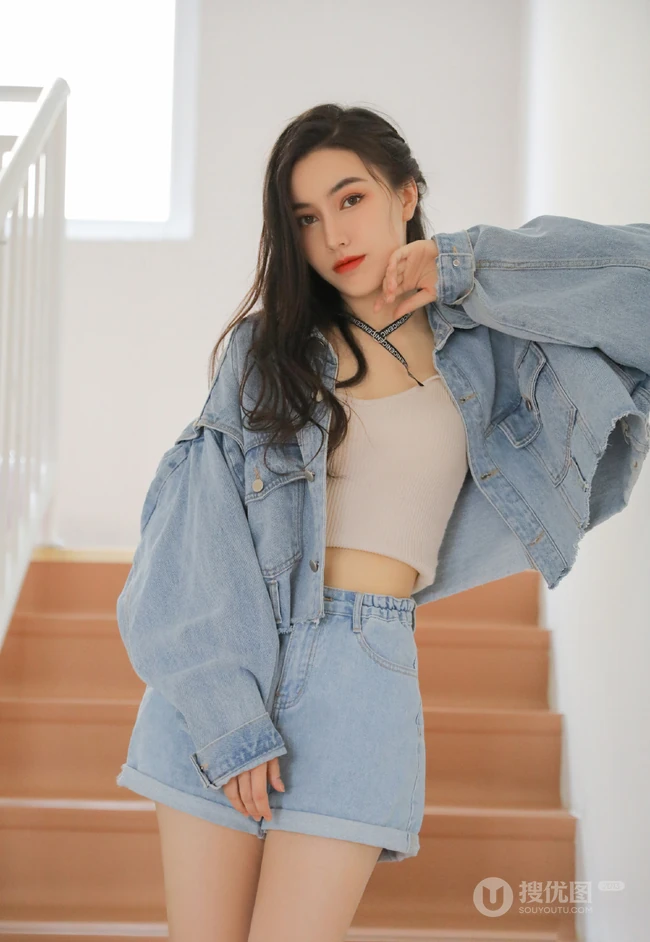 酷酷的女孩，牛仔衣，背心，牛仔短裤长发细腰女生酷美室内写真图片