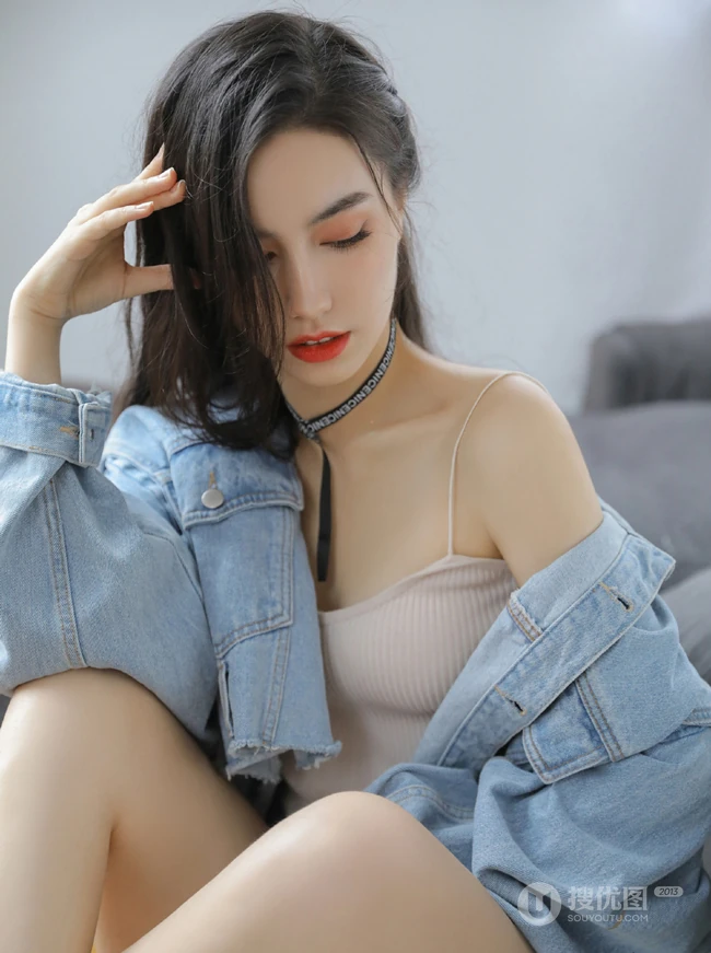 酷酷的女孩，牛仔衣，背心，牛仔短裤长发细腰女生酷美室内写真图片