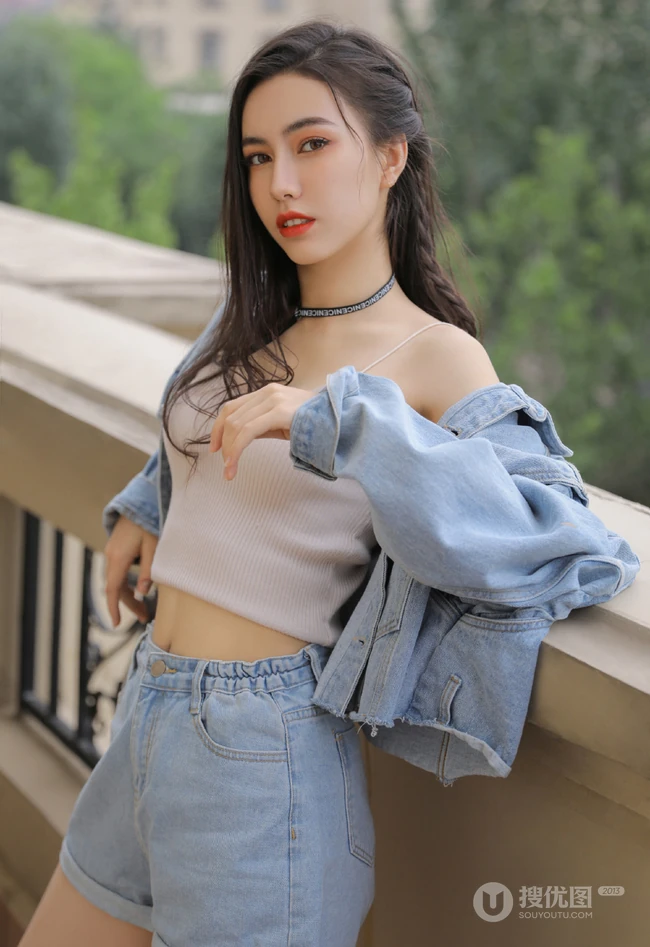 酷酷的女孩，牛仔衣，背心，牛仔短裤长发细腰女生酷美室内写真图片