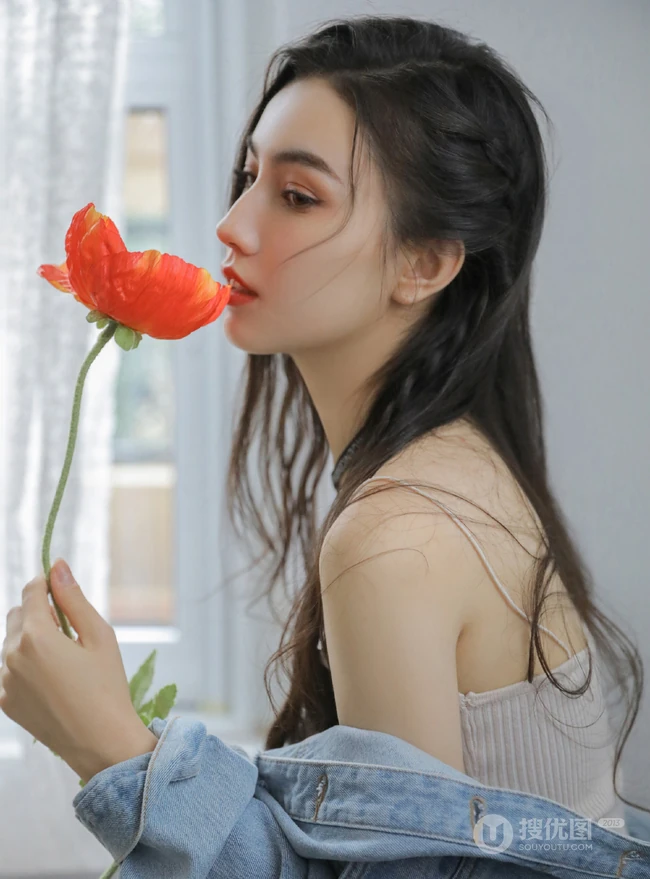 酷酷的女孩，牛仔衣，背心，牛仔短裤长发细腰女生酷美室内写真图片
