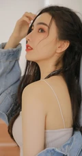 酷酷的女孩，牛仔衣，背心，牛仔短裤长发细腰女生酷美室内写真图片