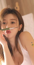 画画的美丽少女，身上沾满油墨的她穿着白背心短裤显白皙线条感写真