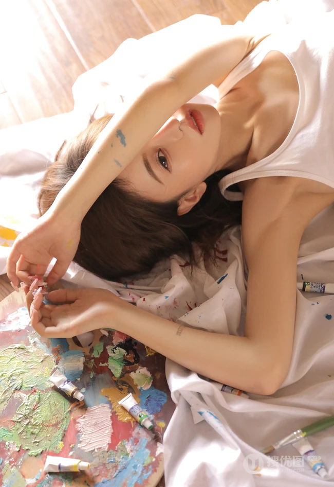 画画的美丽少女，身上沾满油墨的她穿着白背心短裤显白皙线条感写真