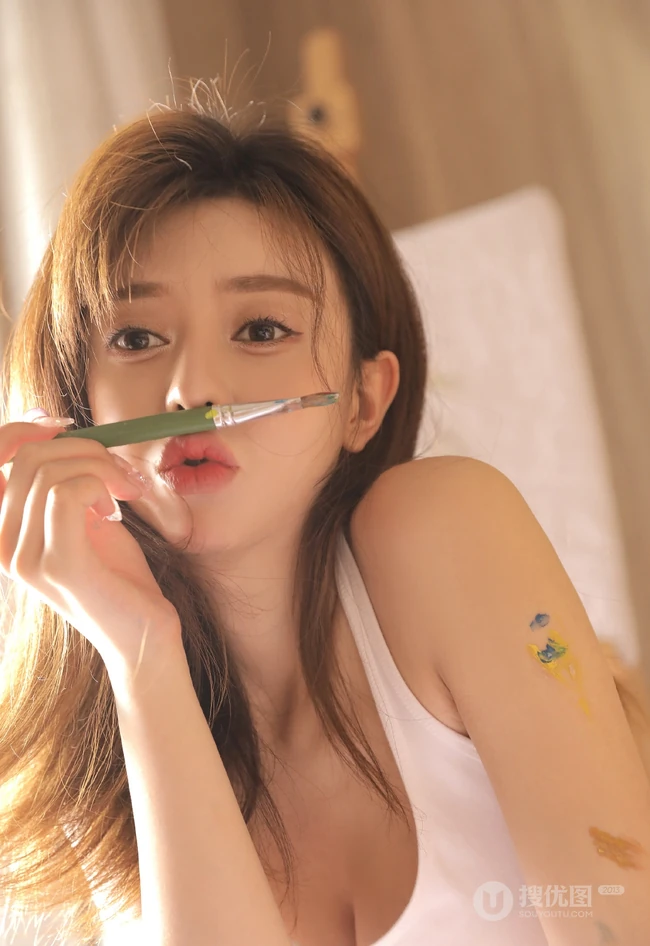 画画的美丽少女，身上沾满油墨的她穿着白背心短裤显白皙线条感写真