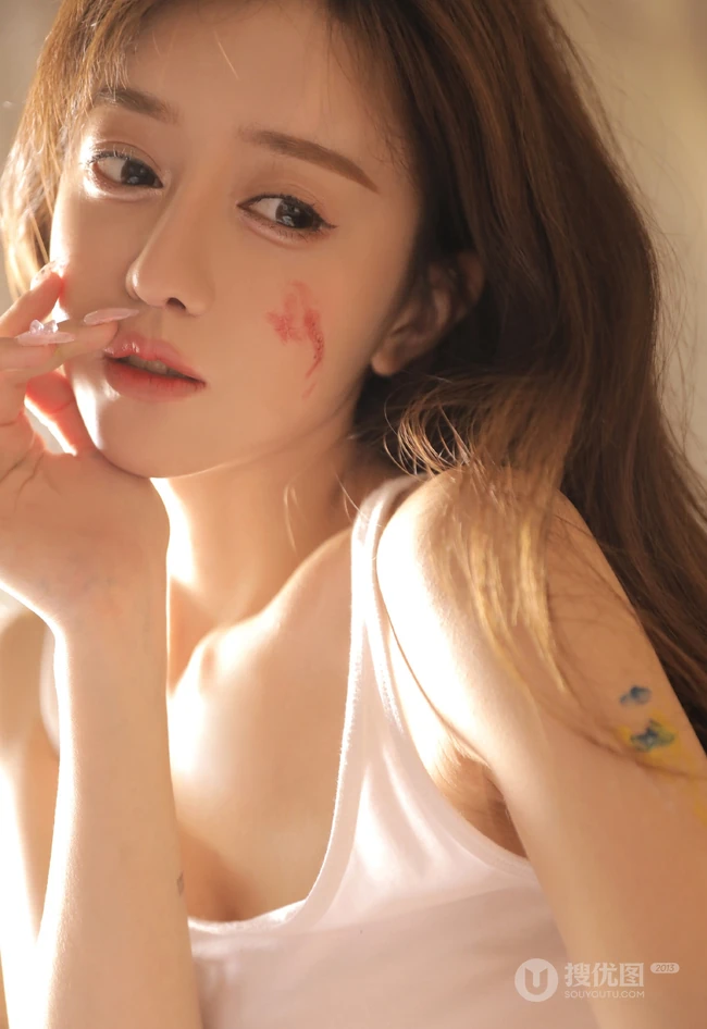画画的美丽少女，身上沾满油墨的她穿着白背心短裤显白皙线条感写真