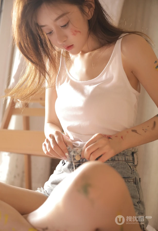 画画的美丽少女，身上沾满油墨的她穿着白背心短裤显白皙线条感写真