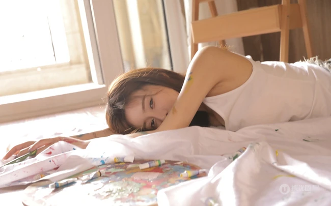 画画的美丽少女，身上沾满油墨的她穿着白背心短裤显白皙线条感写真