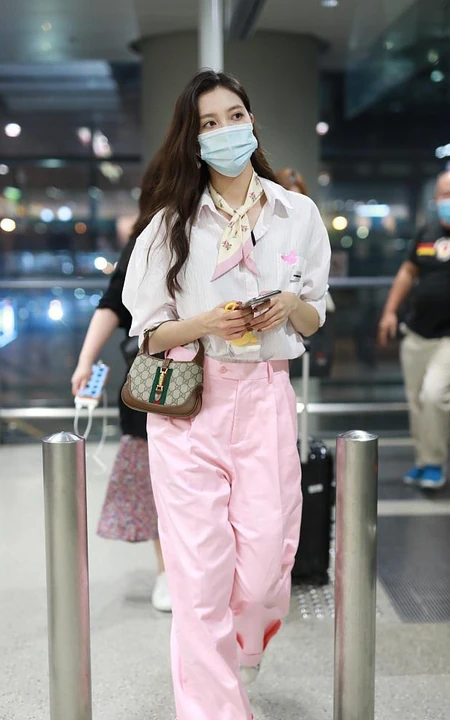 宋妍霏白衣粉裤现身机场，助理手机屏保有意思，&ldquo;愿天下渣男都去死&rdquo;