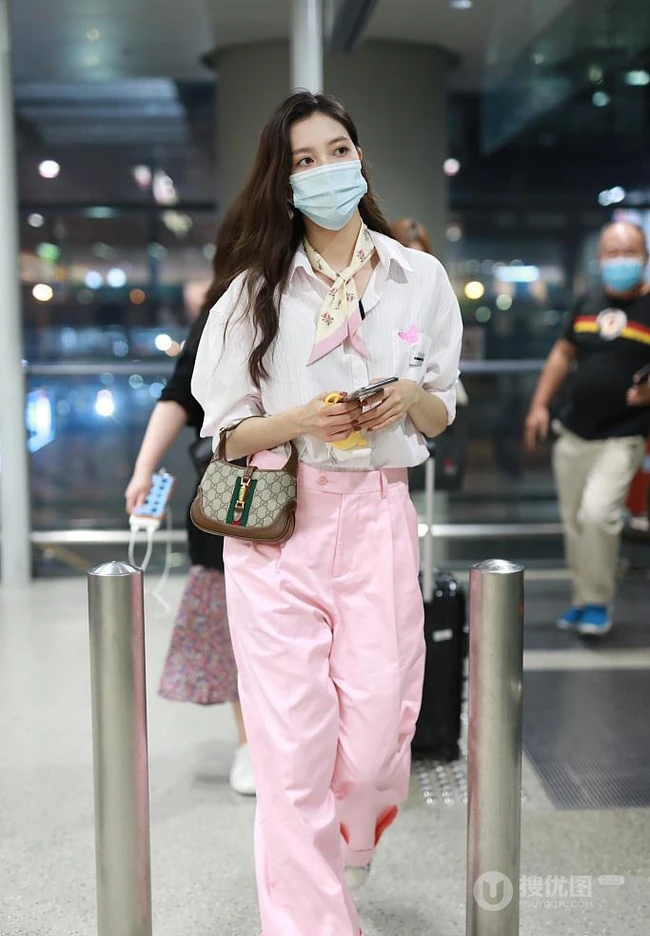 宋妍霏白衣粉裤现身机场，助理手机屏保有意思，&ldquo;愿天下渣男都去死&rdquo;