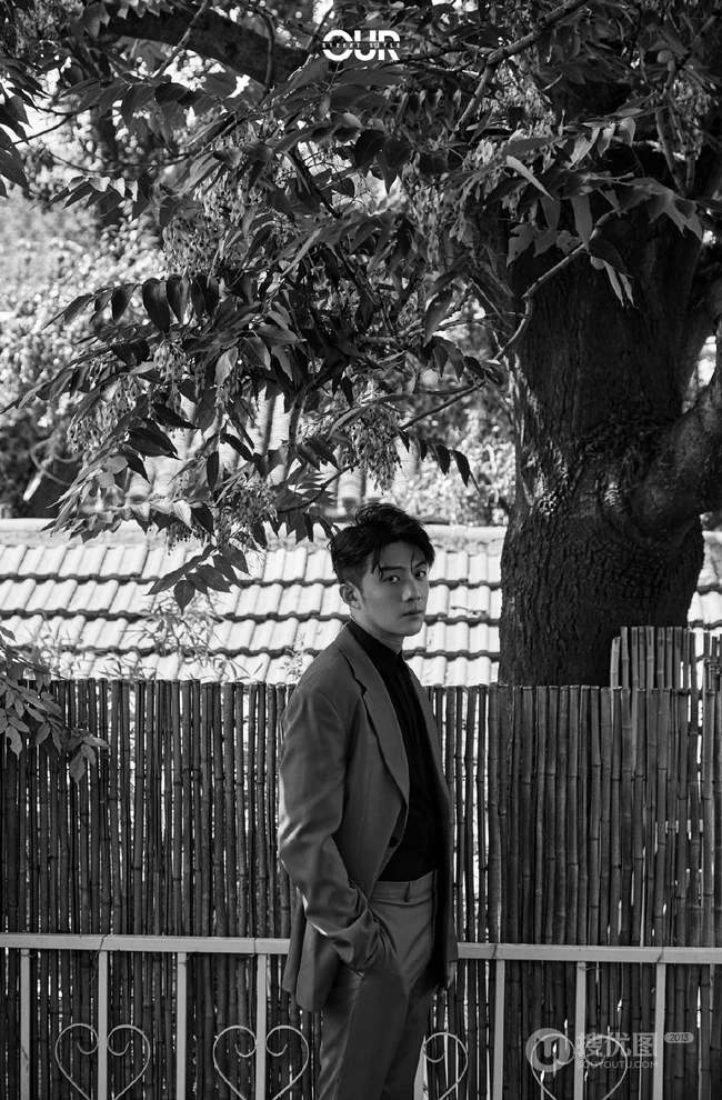 陕西帅哥李泽锋帅气西服屋顶写真，这是要上房揭瓦啊！