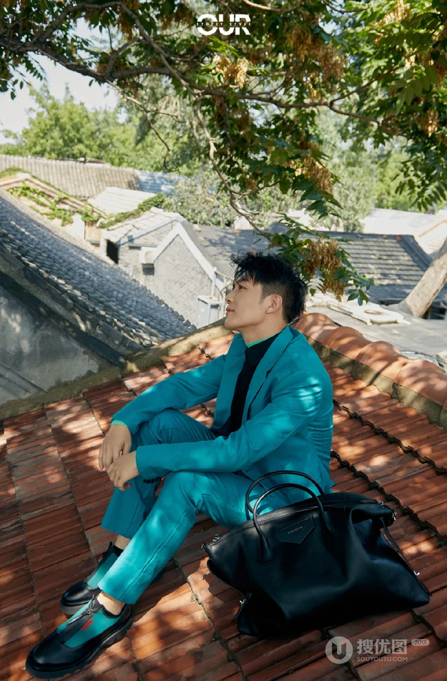 陕西帅哥李泽锋帅气西服屋顶写真，这是要上房揭瓦啊！