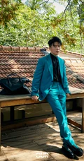 陕西帅哥李泽锋帅气西服屋顶写真，这是要上房揭瓦啊！