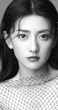 梁洁高清近距离半身照黑白写真，淡妆精致，粉唇湿润，美丽动人