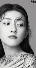 梁洁高清近距离半身照黑白写真，淡妆精致，粉唇湿润，美丽动人