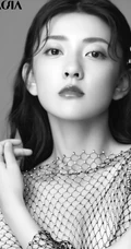 梁洁高清近距离半身照黑白写真，淡妆精致，粉唇湿润，美丽动人