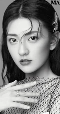 梁洁高清近距离半身照黑白写真，淡妆精致，粉唇湿润，美丽动人