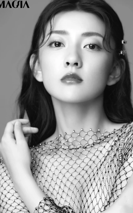 梁洁高清近距离半身照黑白写真，淡妆精致，粉唇湿润，美丽动人