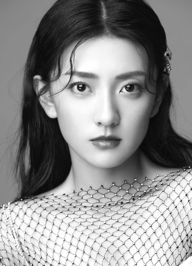 梁洁高清近距离半身照黑白写真，淡妆精致，粉唇湿润，美丽动人